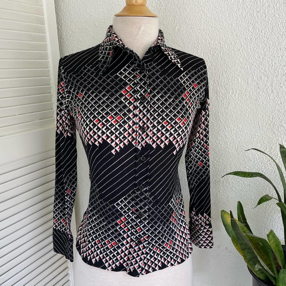 Vintage 70s geometric womans button